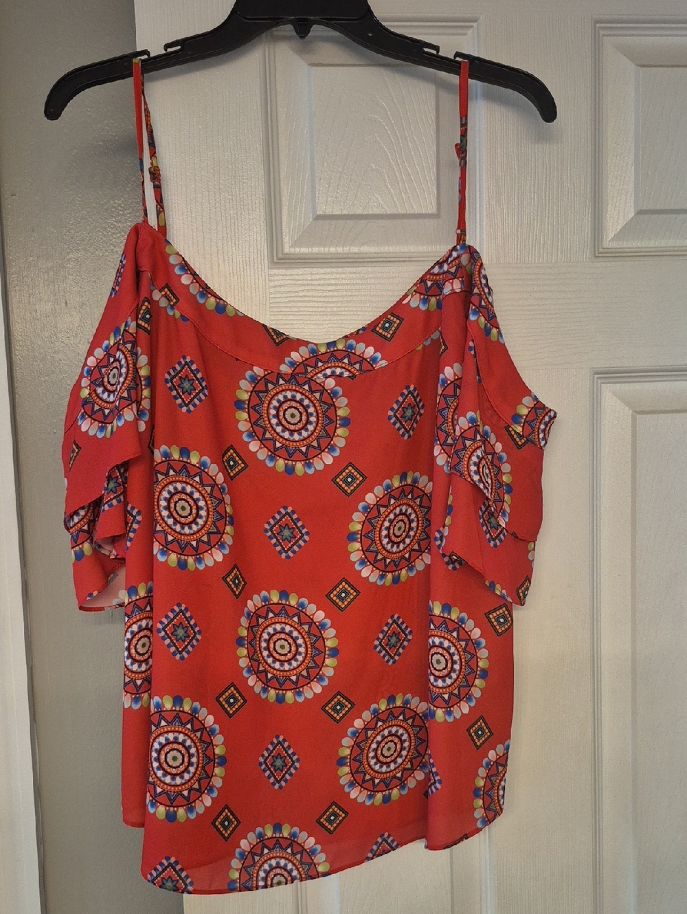 New York & Company Red Geometric Medallion Cold-Shoulder Camisole